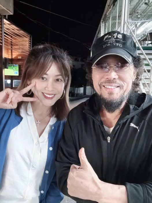 前資深財經主播邱沁宜分享,深夜在高爾夫練習場巧遇張菲。(圖/翻攝自邱沁宜臉書)