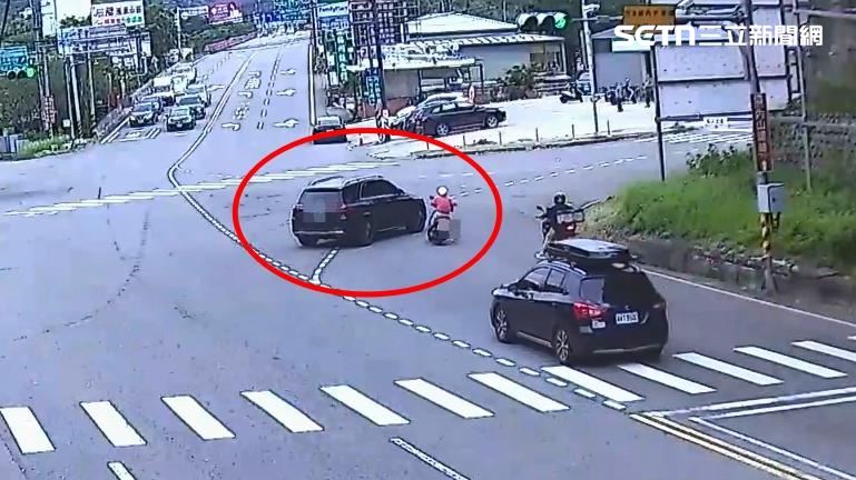 台3線死亡車禍!賓士闖紅燈…騎士遭輾斃