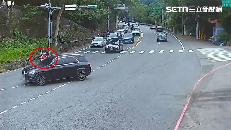 苗栗台3線發生死亡車禍，賓士休旅車闖紅燈輾斃騎士。（圖／翻攝畫面）