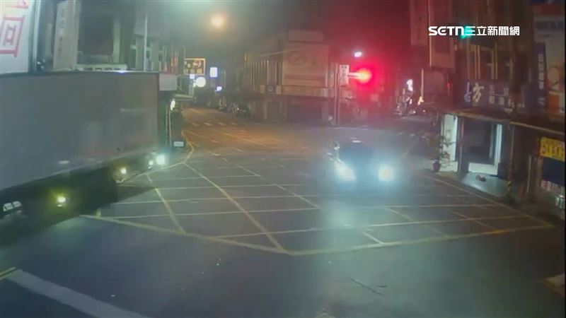 男逆向拒檢遭破窗 撞警車逃半天超商落網