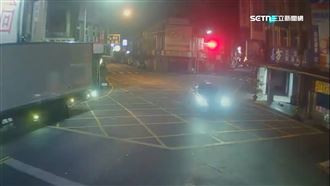 男逆向拒檢遭破窗　撞警車逃半天超商落網