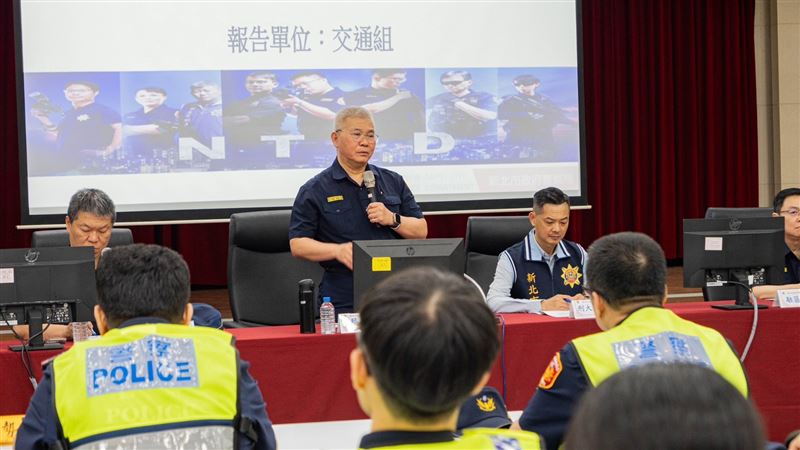 新北市政府警察局局長方仰寧主持中和警分局取締毒駕擴大路檢勤前教育。（圖／翻攝畫面）