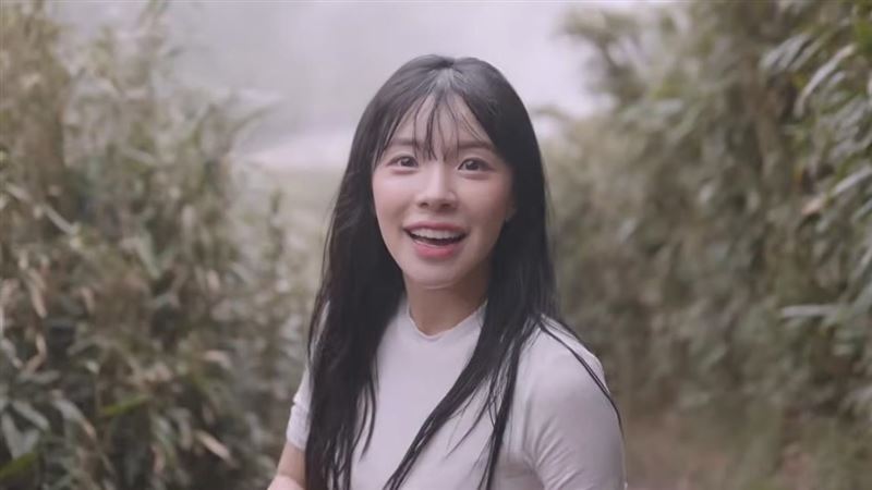 李多慧身穿白色貼身短袖上衣搭配牛仔褲，看起來充滿活力。（圖／翻攝自이다혜 李多慧YouTube）