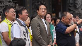 沈伯洋關渡宮參香　受訪談城市願景民進黨台北市長參選人沈伯洋（中）23日在競選團隊總幹事、民進黨立委吳思瑤等人陪同下赴關渡宮參拜，參香後也接受媒體聯訪，談及城市願景等議題。中央社記者徐肇昌攝　115年5月23日