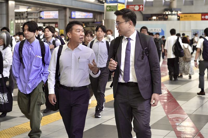 民進黨高雄市長參選人、立委賴瑞隆今(25)日偕同立委邱志偉、許智傑、郭國文等人於日本東京及姐妹市熊本,展開為期兩天的出訪行程。(圖/賴瑞隆辦公室提供)