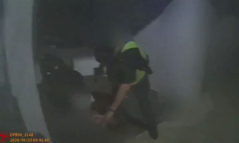 警方發現洪姓駕駛同時遭2案通緝的通緝犯。(圖/翻攝畫面)