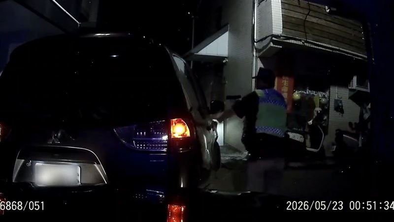 洪姓男子駕駛休旅車闖紅燈,拒絕警方攔查鑽進小巷遭員警持槍制伏。(圖/翻攝畫面)