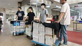 ▲柯文哲案共350宗卷放在3個大推車上，被送至高等法院。（圖／翻攝畫面）