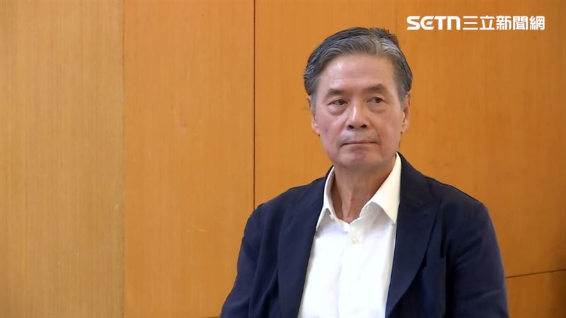 馬辦記者會，前國安會秘書長金溥聰曝蕭旭岑與中國全國台聯常務副會長、廈門台商協會會長韓螢煥捧現金的合照。（圖／翻攝畫面）