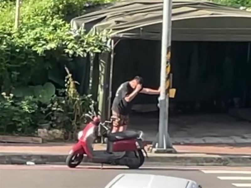 桃園有名男子將機車停放路邊，全身出現抽搐顫抖，最後警方證實只是精神不穩。（圖／翻攝Threads@jyc0.311）