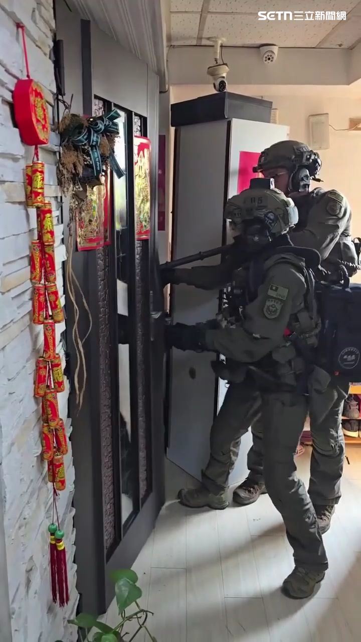 刑事局特警破門攻堅進入屋內逮捕黑幫份子。（圖／翻攝畫面）