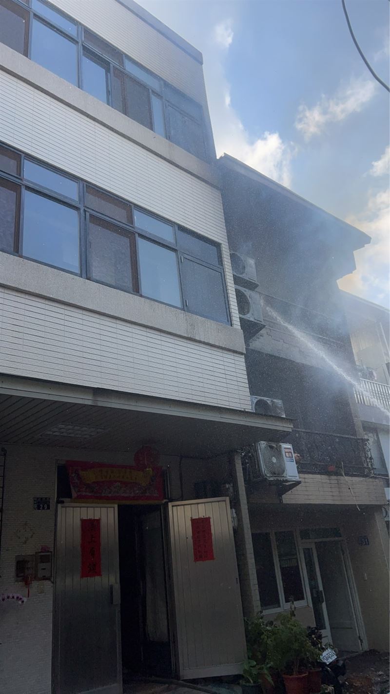 成功路上某透天厝2樓因不明原因起火燃燒。（圖／翻攝畫面）