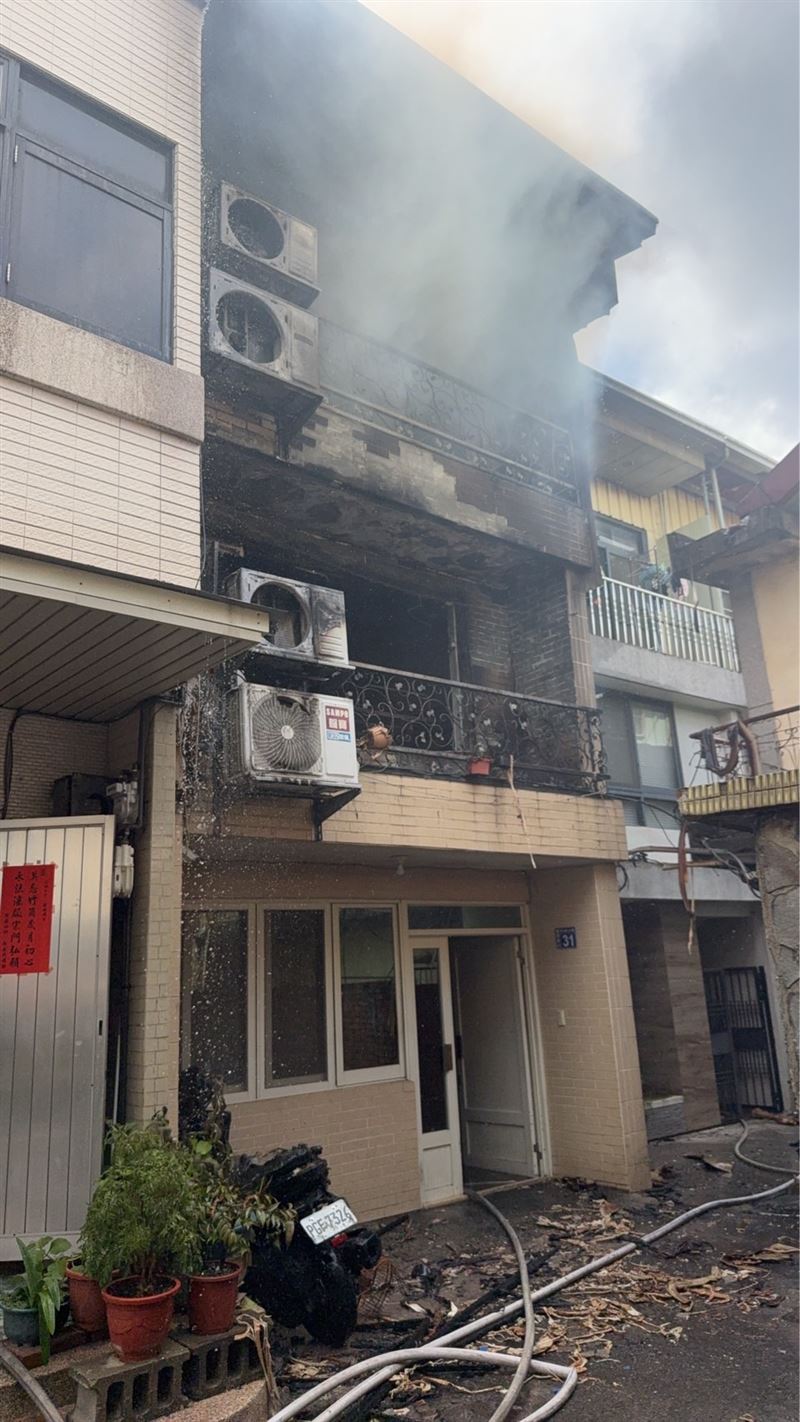 移工宿舍1、2樓及3樓鐵皮加蓋有火煙冒出。（圖／翻攝畫面）