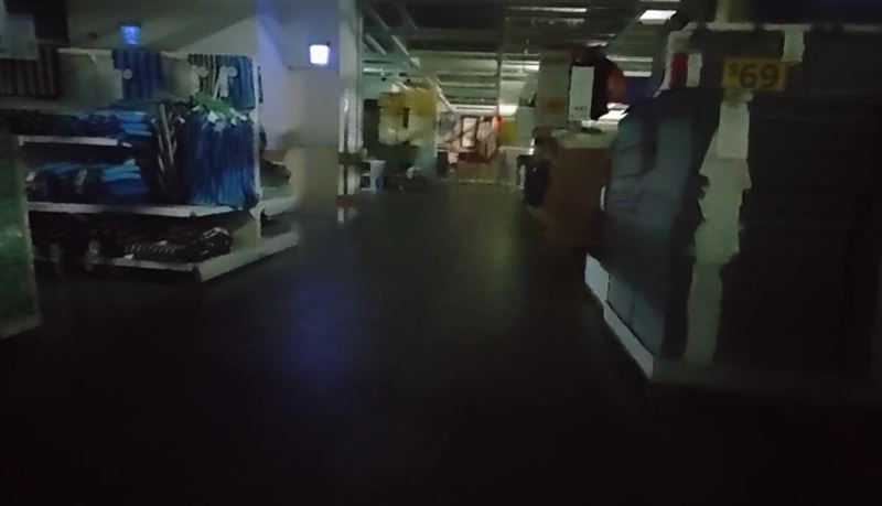 店員將顧客引導到一樓疏散，初步了解疑似是機電設備出問題，目前尚未復電。（圖／翻攝畫面）