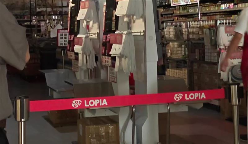 位於IKEA台中店一樓的日本連鎖超市LOPIA也受到波及。（圖／翻攝畫面）
