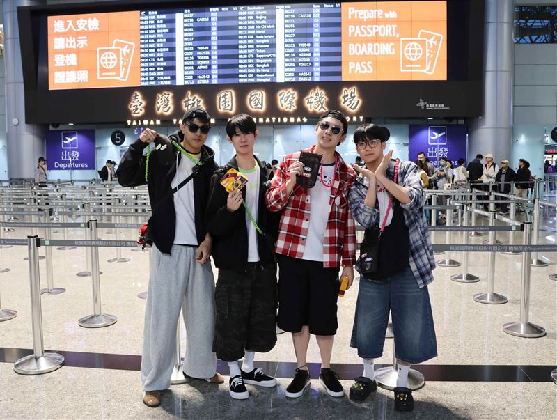 (右起)紀成澔、葛兆恩、夏和熙、楊翹碩受邀出席旅展,前進泰國展開未知的瘋狂旅程。(圖/結果娛樂提供)