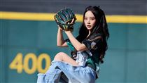 台語歌后開球44歲如少女！網驚：不輸韓團