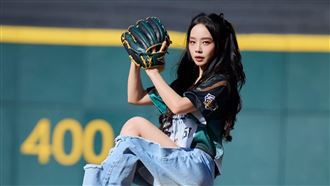 台語歌后開球44歲如少女！網驚：不輸韓團