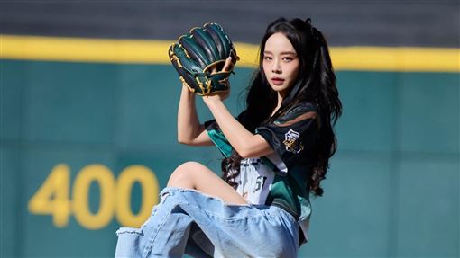 台語歌后開球44歲如少女！網驚：不輸韓團