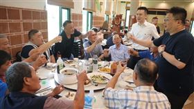 新竹縣基層農會與農業部官員餐敘，可望參選新竹縣長的竹北市長鄭朝方現身致意（圖／讀者提供） 
