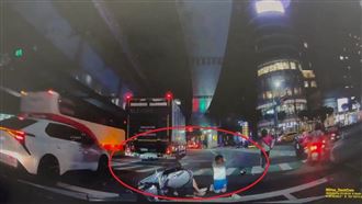 阿嬤騎車雙載被撞　7歲孫舉雙手跪地求助