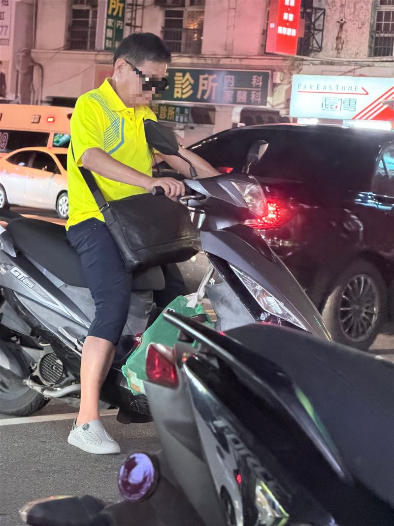 男子酒後坐上機車試圖酒駕。（圖／翻攝自Threads @waitingfor1032）