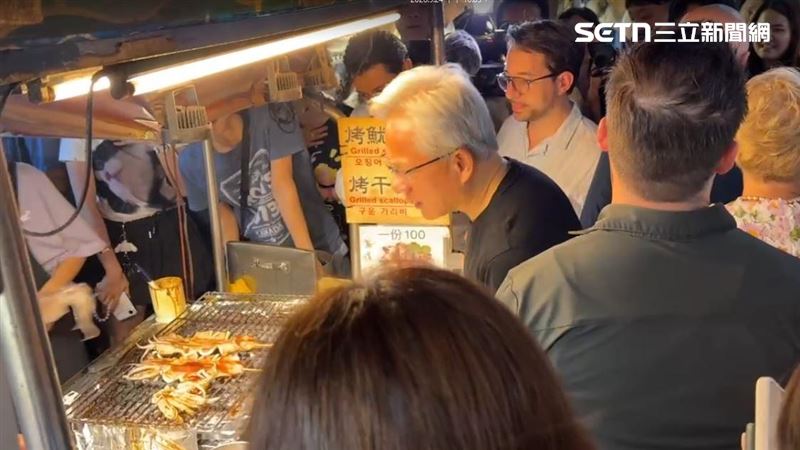 他拿夜市美食!黃仁勳突現身問1句萬人羨