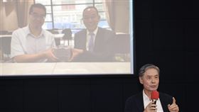 馬英九基金會風波　金溥聰提相關事證馬英九基金會風波持續延燒，受前總統馬英九委託的前國安會祕書長金溥聰（圖）25日舉行記者會，他出示一張前員工蕭旭岑與台企聯會長韓螢煥手拿現金合影表示，基金會查了這1、2年的紀錄，也請會計師事務所比對，都未找到類似金額的入帳紀錄，不知這張照片要如何解釋。中央社記者趙世勳攝　115年5月25日