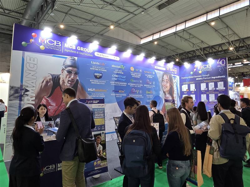 銘崎生技（MCB）展位湧入大量廠商，旗下獲得 Informed Sport 最高認證並強勢入圍大會創新獎的王牌「一水肌酸 CreHytine&trade;」，與解決歐洲乳清蛋白斷供危機的超級豌豆蛋白與功能油脂配方成為全場驚艷的焦點。(圖／銘崎生技提供)