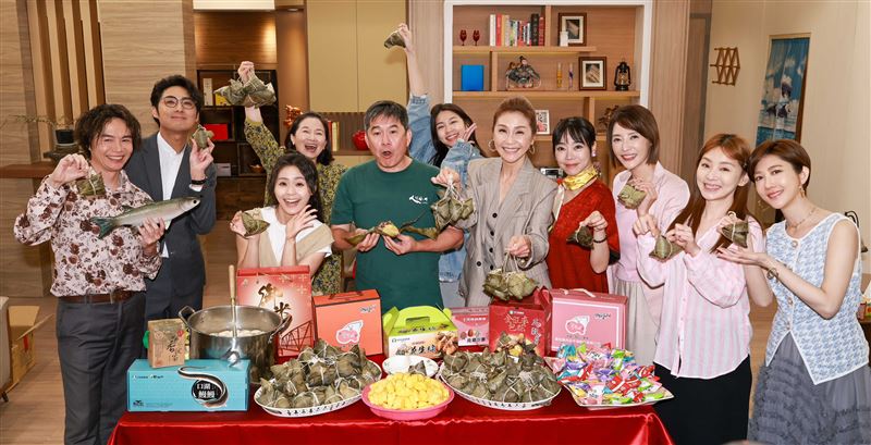 雲林縣副縣長謝淑亞率農會與八點檔劇組提前歡慶端午，現場熱鬧溫馨。（圖／民視提供）