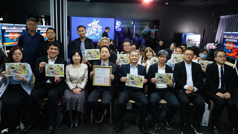 學生還沒畢業先被企業搶走!搶AI人才狂潮先機,崑山科大互樂系曝光高薪人才養成秘密。圖 第一排左四為日本動漫大師小幡公春。(圖/崑山科技大學提供)