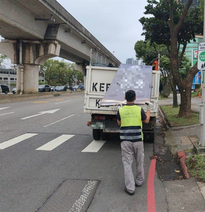 除了罰款，違規設置廣告的房產業者，情節重大得依相關規定停工處分。（圖／桃園環境保護局提供）