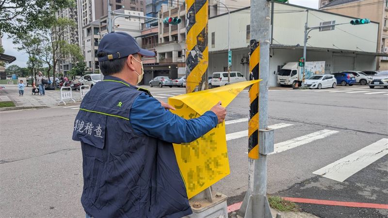 桃園市府展開盤查，清除違規佔用公共空間的房地產廣告。（圖／桃園環境保護局提供）