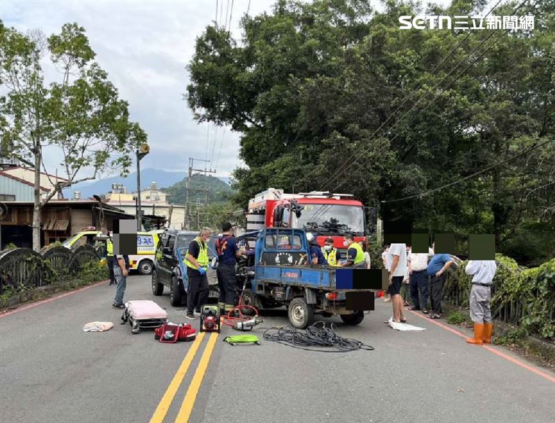 兩車撞擊力道猛烈,發財車車頭嚴重潰縮變形。(圖/翻攝畫面)