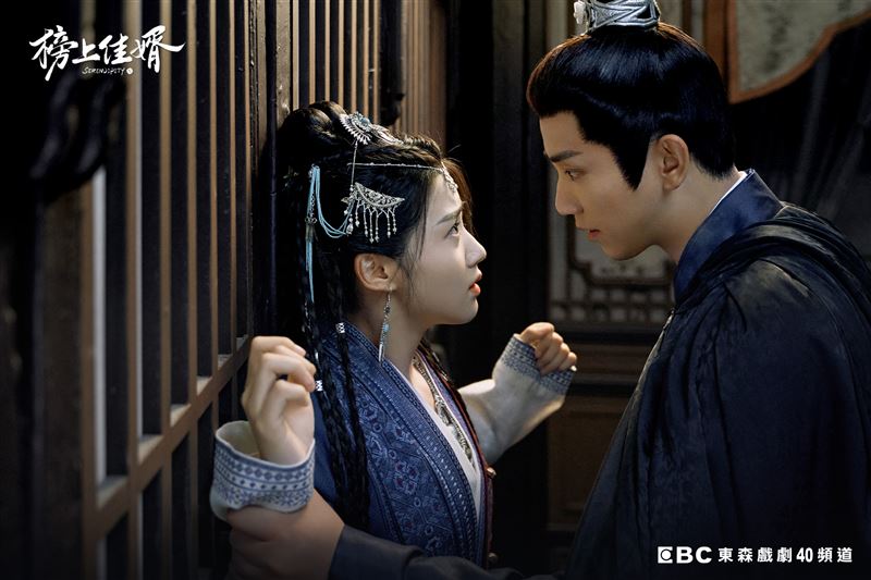 王子奇（右）救了重傷失憶的盧昱曉（左），與她朝夕相處下悄然動心。（圖／東森提供）