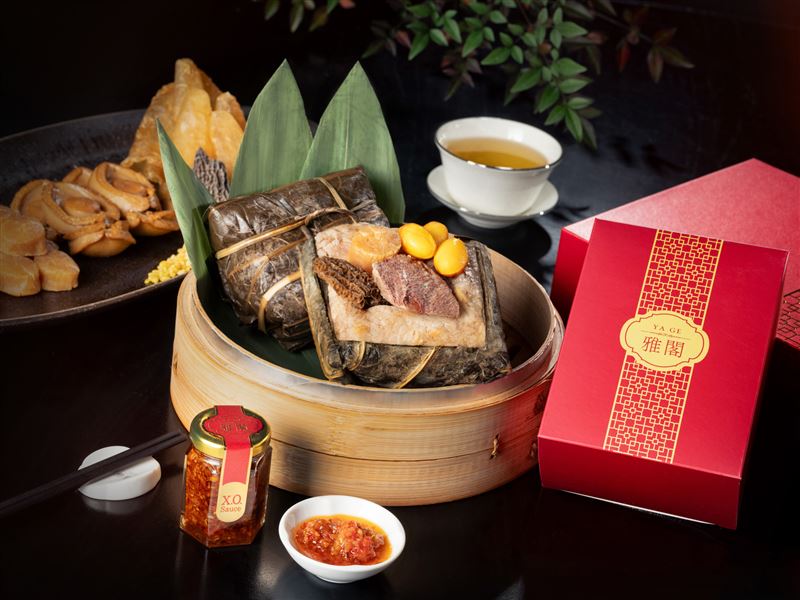 台北文華東方酒店星級端午粽禮即日起預購開賣,內含「和牛羊肚菌裹蒸粽」、「鮑魚花膠裹蒸粽」與雅閣經典X.O.醬各一,限量500組。(圖/台北文華東方提供)