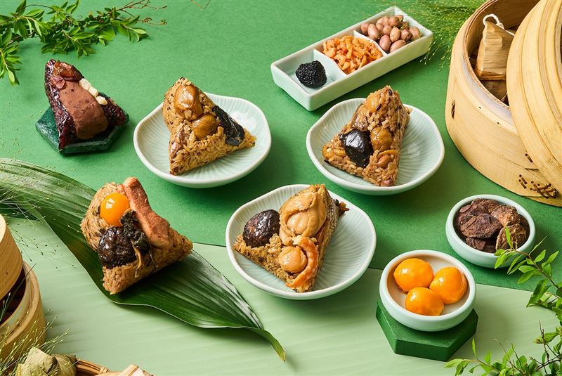 台北新板希爾頓推出「希盛御饌粽香禮盒」,集結5款風味美粽搭配雲朵保冷袋,搶攻端午送禮市場,6月5日前享早鳥價1,173元。(圖/新板希爾頓酒店提供)