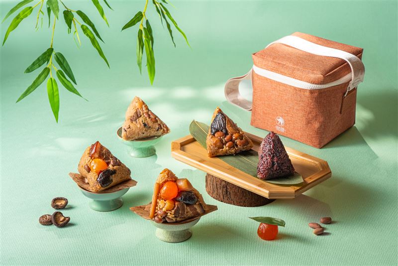 凱撒飯店連鎖2026年端午粽香禮盒組「凱撒珍饌・粽星雲集」,集結五款人氣粽品,涵蓋葷食與素食,搭配限量保冷袋,滿足節慶送禮與多元口味需求。(圖/凱撒飯店提供)