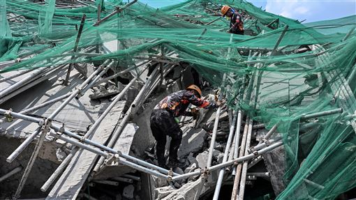 菲律賓10層大樓垮掉 3人遭埋死、17人失蹤