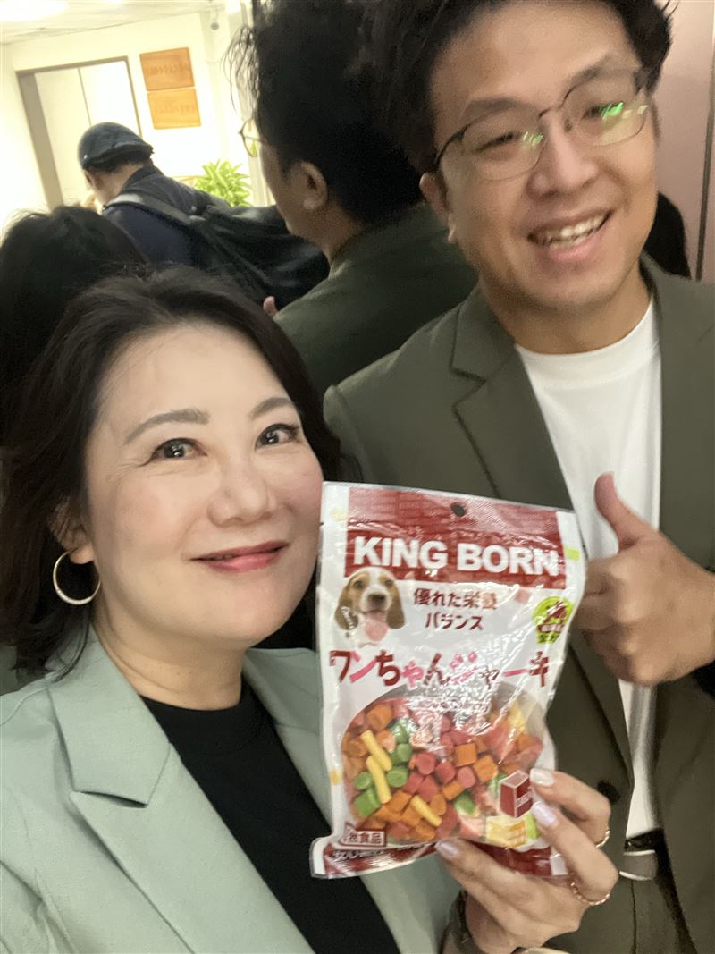 沈伯洋帶的「特別禮物」讓吳思瑤也大呼想攔截給自家愛犬。（圖／沈伯洋Threads）