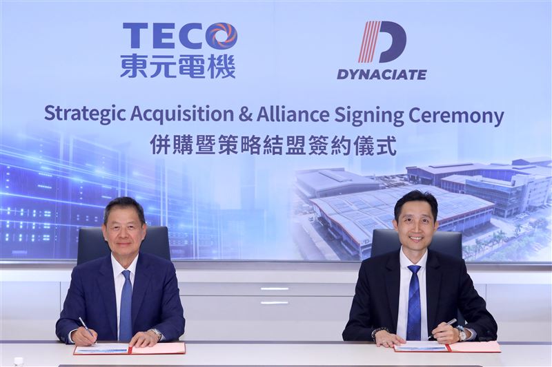 東元電機於台北總部與馬來西亞工程公司 Dynaciate Engineering Sdn. Bhd.（以下簡稱 Dynaciate）正式舉行簽約儀式，宣布雙方完成併購協議簽署。簽約儀式由東元電機董事長利明献（左）與 Dynaciate 董事總經理 Ng Kim Thiea代表簽署，雙方經營團隊共同出席見證，為東元加速布局東南亞AI資料中心基礎建設。（圖／東元提供）