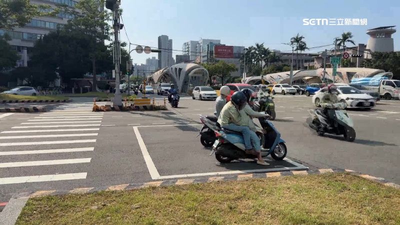 許多大路口都設有待轉格