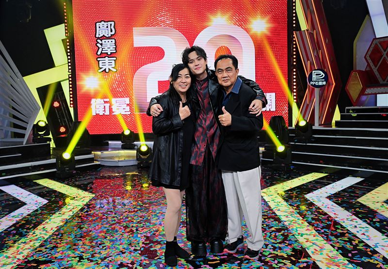 鄺澤東父母驚喜現身攝影棚，讓他瞬間淚崩。（圖／天元娛樂提供）