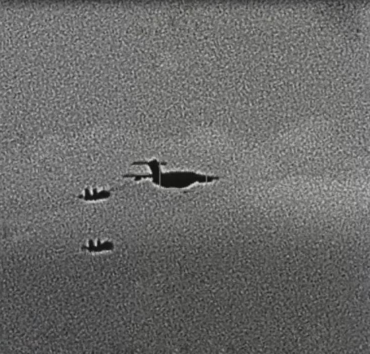空軍F-16型機監控中共運油-20型機。（圖／國防部提供）