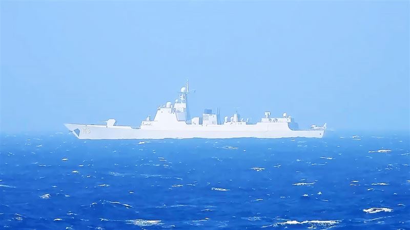 海軍昆明軍艦監控中共銀川艦（175）（圖／國防部提供）