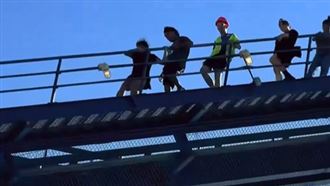 雲霄飛車「停電卡住」　遊客慘困高空吹風