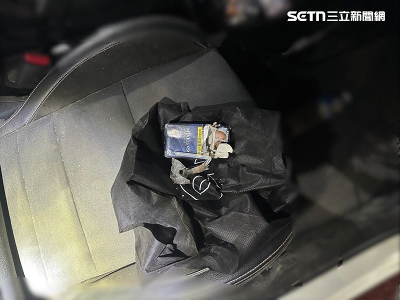 員警在搜索車輛時，於副駕駛座置物箱內當場起獲一只安非他命玻璃球吸食器。（圖／翻攝畫面）