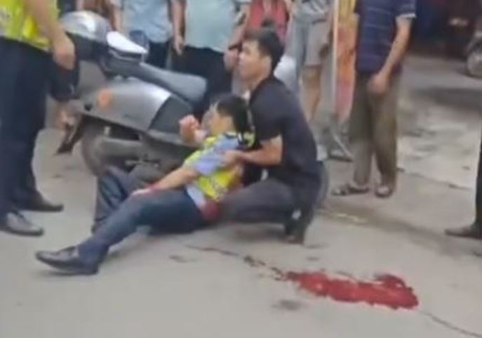 警察遭凶嫌砍殺,滿街是血,令人怵目驚心!(圖/翻攝自微博)