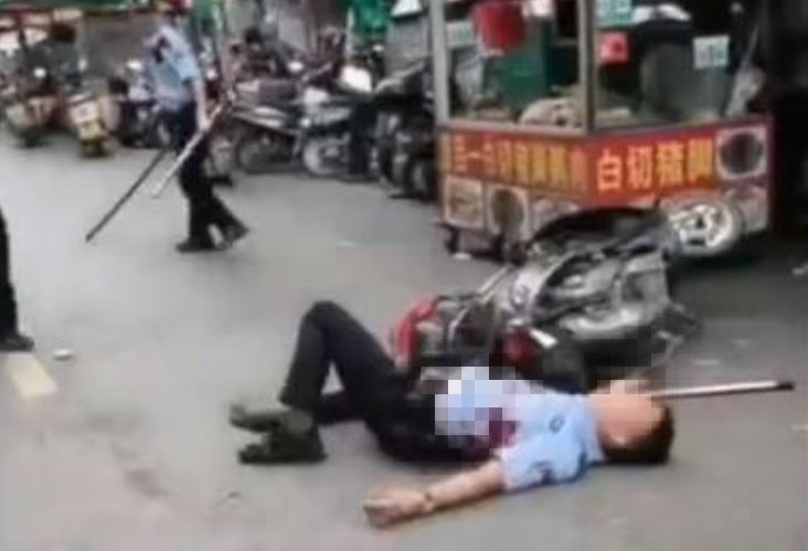廣西街頭爆砍警案,交警遭狂捅倒地!(圖/翻攝自微博)