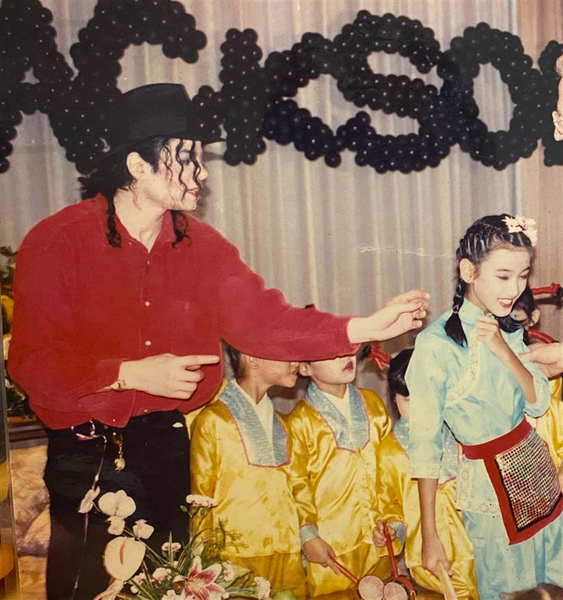麥可傑克森於1996年二度登台舉辦《歷史之旅》世界巡迴演唱會，當時一名女童幸運獲得機會在國際天王面前表演台灣民俗舞蹈。（圖／翻攝自田羽安臉書）